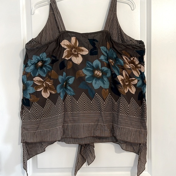 Unique Embellished Sleeveless Blouse - Picture 3 of 3